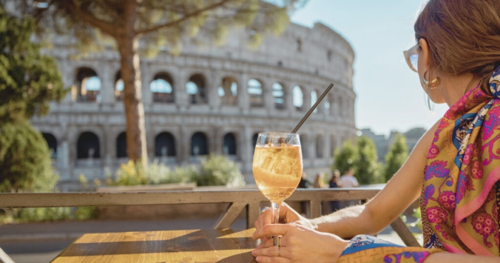 mujer joven tomando un drink en Roma