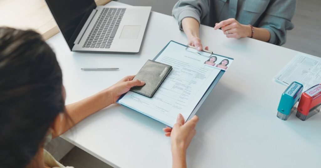 abogada entregando la visa de trabajo para Turquia
