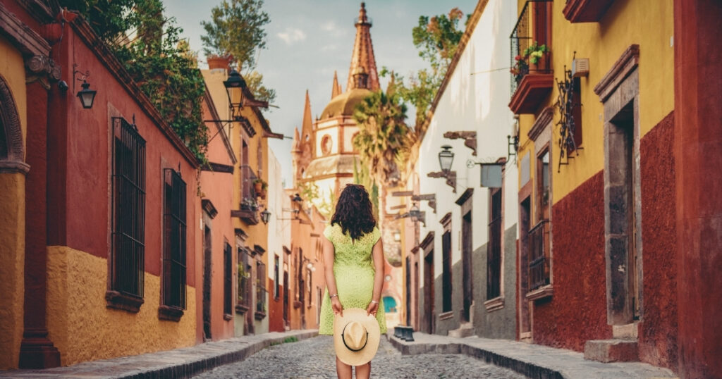 mujer aprovechando su estancia a Mexico con la tarjeta de turista