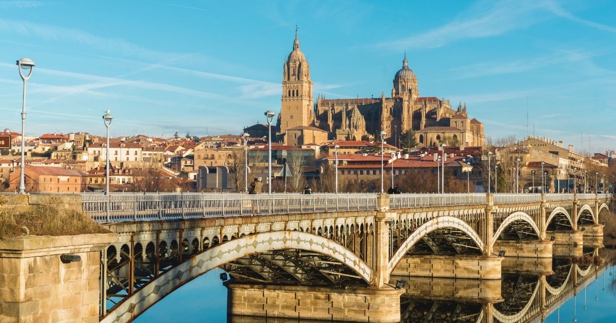 hermoso paisaje de ciudad española para vivir como nomada digital