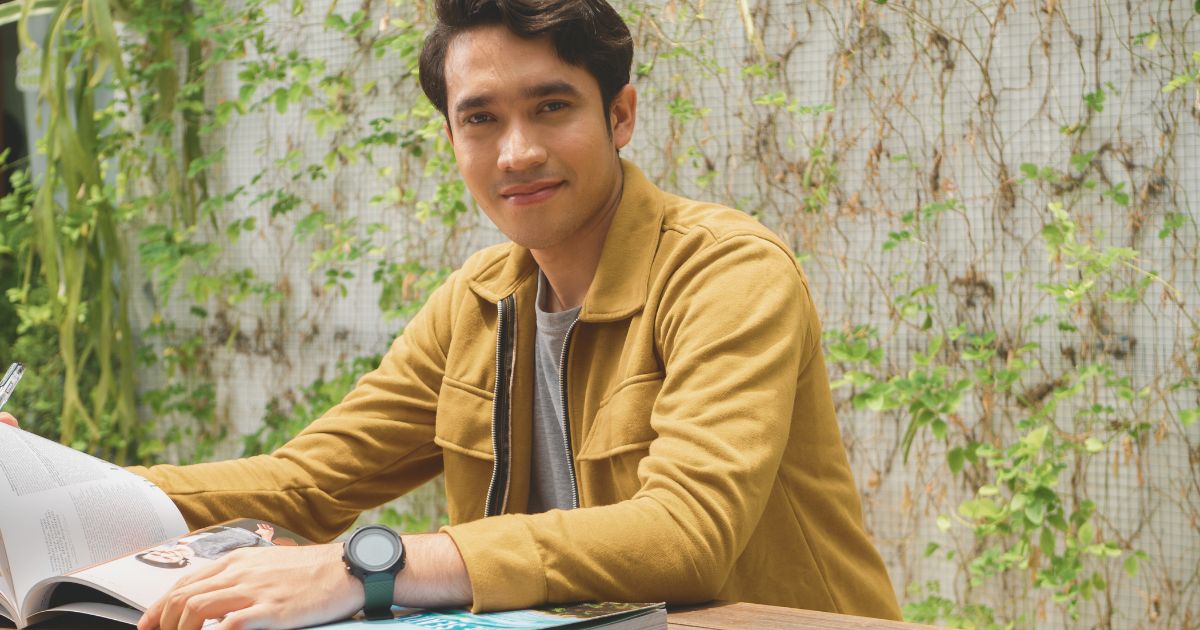 hombre joven aplicando a una visa de trabajo en Indonesia