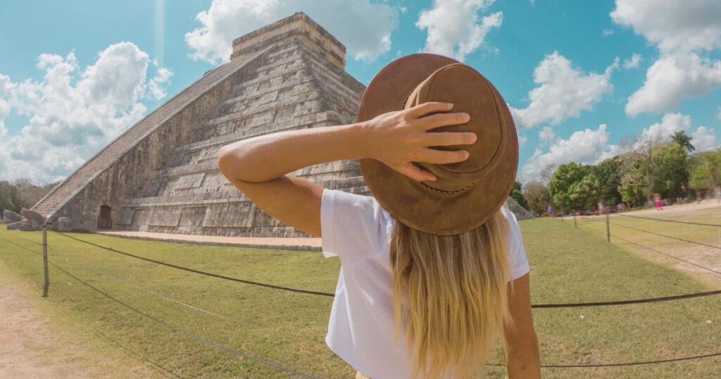 joven mujer explorando Mexico