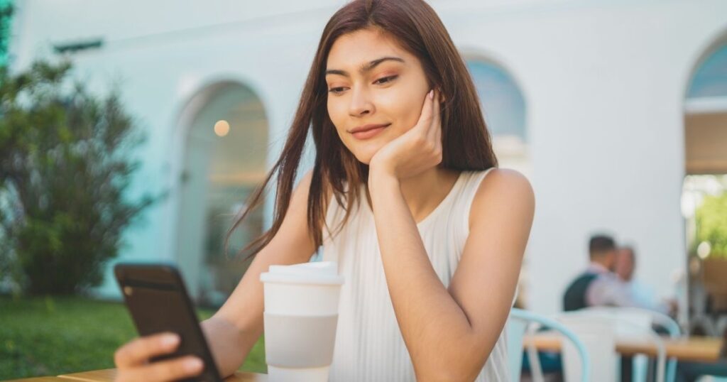 mujer navegando en internet con la esim de Holafly en Chile