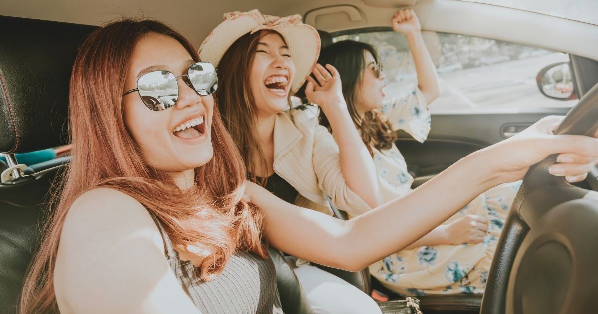 amigas conduciendo un coche alquilado en Chiang Mai