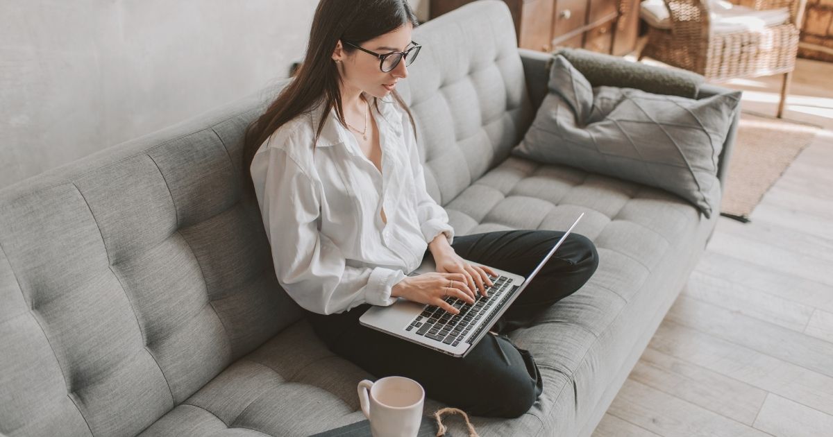 mujer joven trabajando online y disfrutando de los beneficios del trabajo remoto
