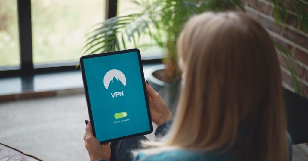 joven utilizando vpn gratis en su tablet