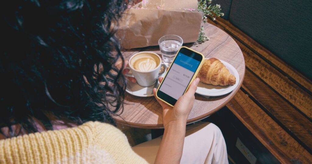 mujer navegando en internet en Nueva York
