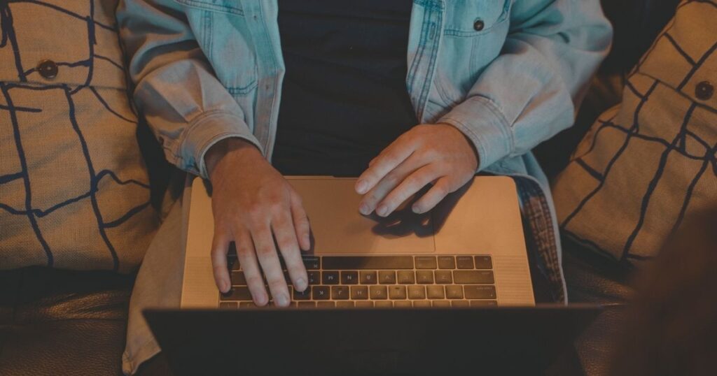 digital nomad persona choosing the best digital nomad visa program