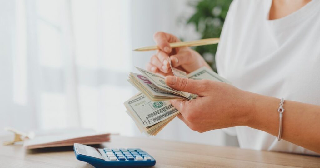 mujer calculando dinero para depositar en el banco en Tailandia