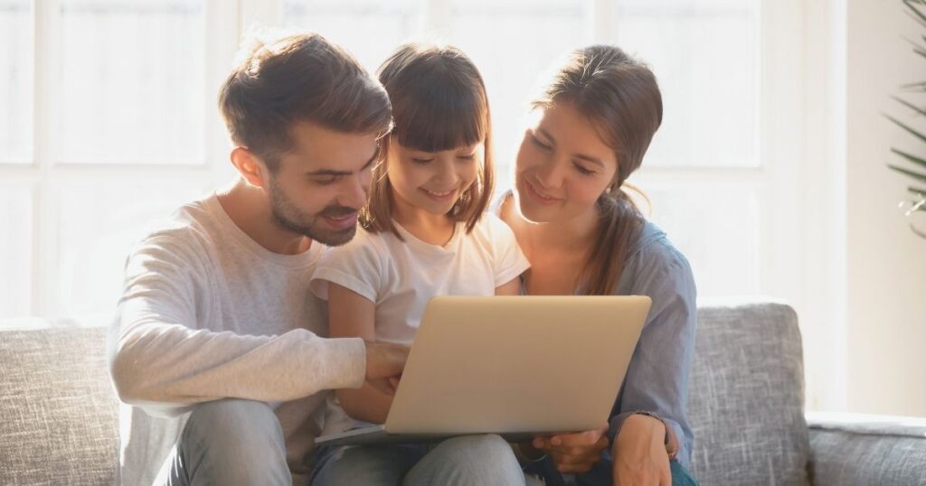 familia disfrutando de la internet satelital internacional