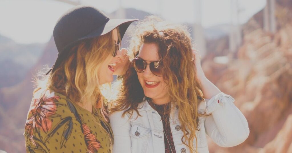 dos mujeres en un encuentro nomada