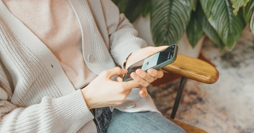 mujer verificando el imei y el eid en su dispositivo