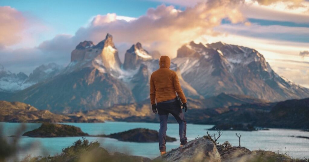 hombre disfrutando de su viaje a Chile con la esim