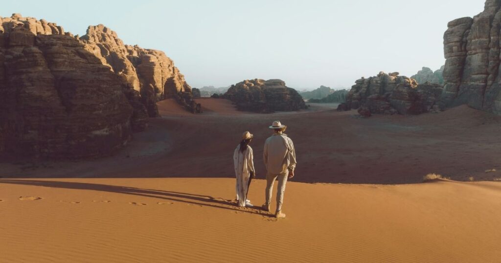 pareja aprovechando al maximo su viaje a Arabia Saudi
