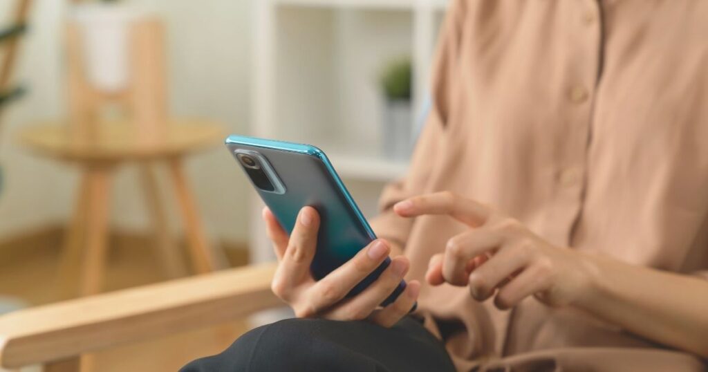 mujer usando internet en su celular con la esim en Chile
