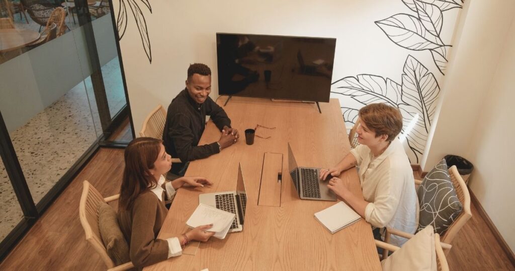 personas haciendo networking con nomadas digitales