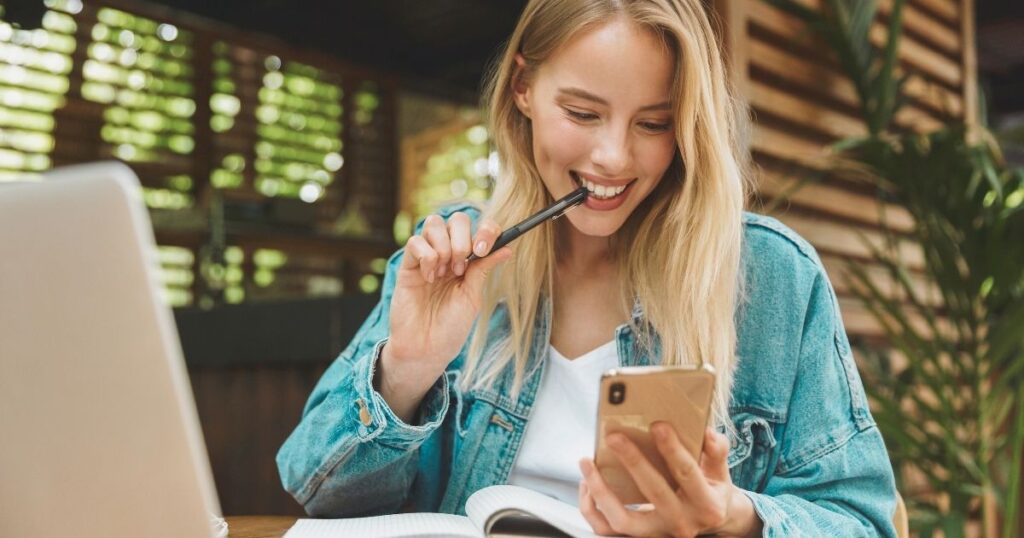 mujer sonriente usando internet en Nueva York