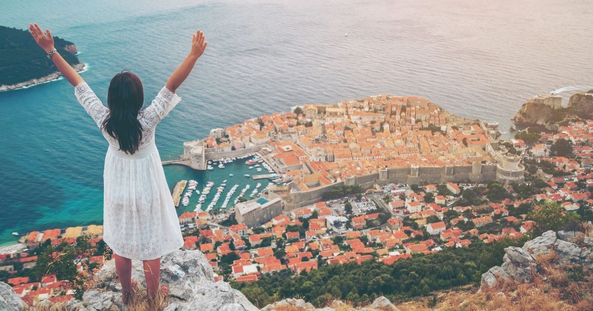 mujer disfrutando de los paisajes en Crocia