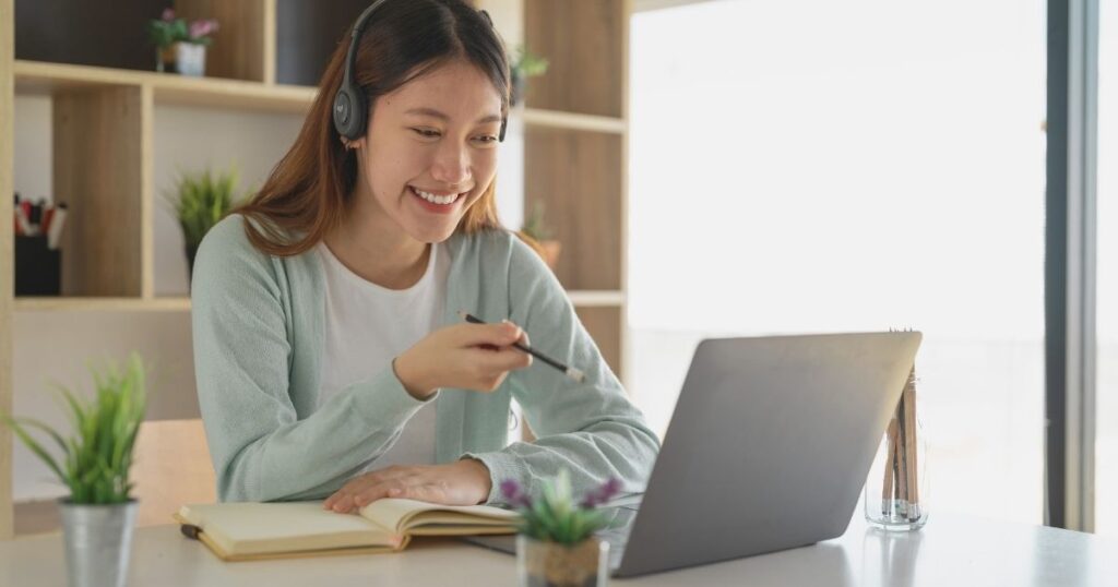 mujer haciendo un curso completo para aprender a trabajar en remoto