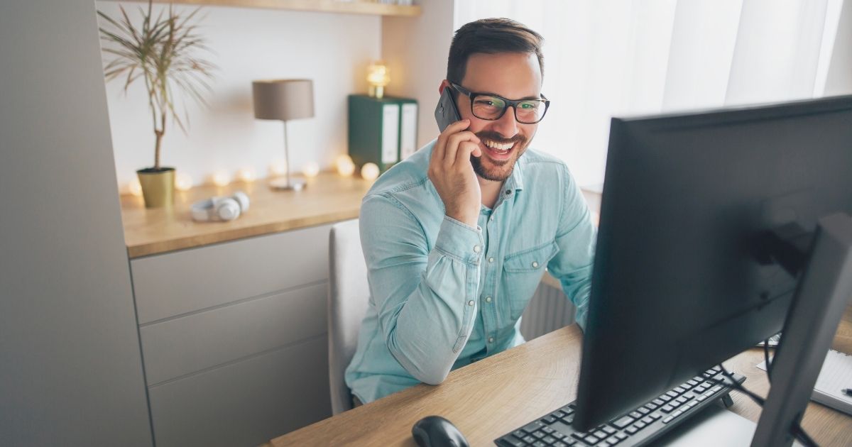 hombre trabajando remoto para empresa que contrata nomadas digitales