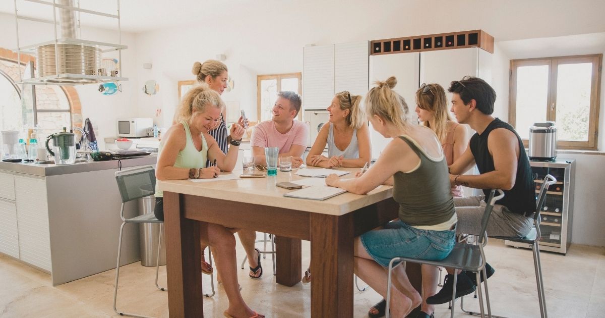personas disfrutando de un encuentro de nomadas digitales