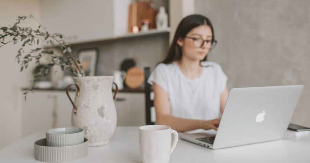 mujer buscando un trabajo remoto sin experiencia