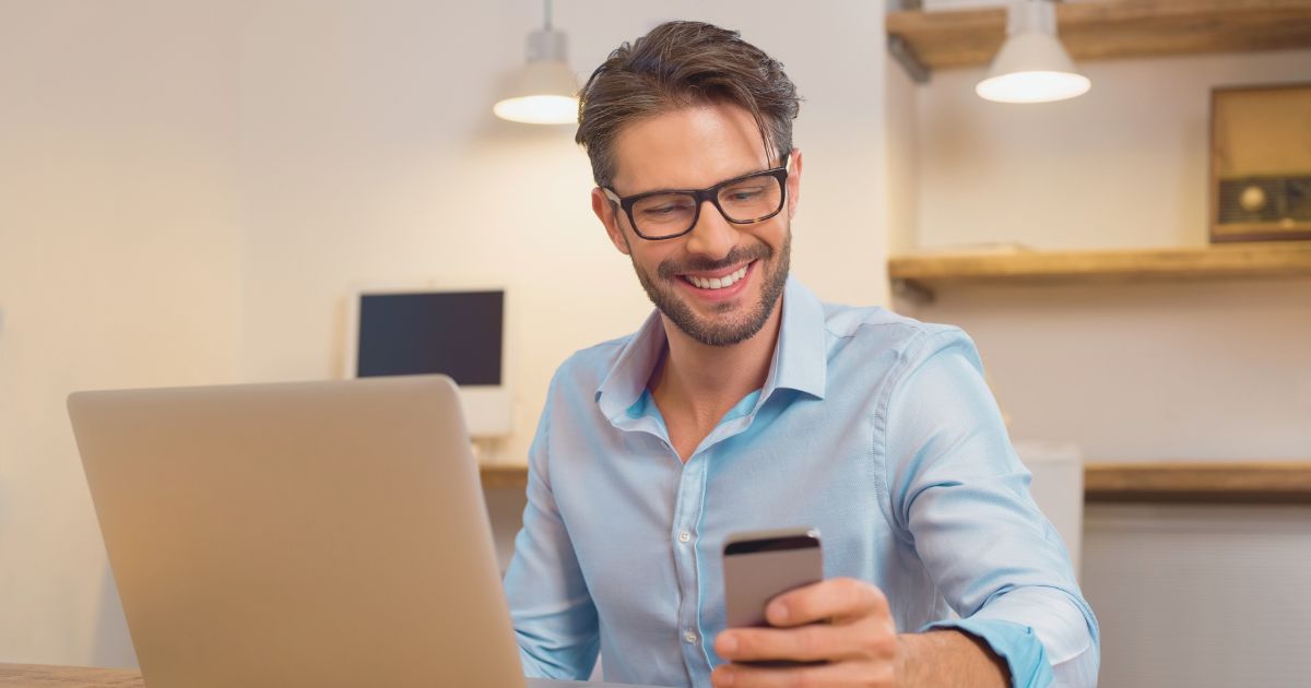 hombre navegando en internet con la esim en Argentina