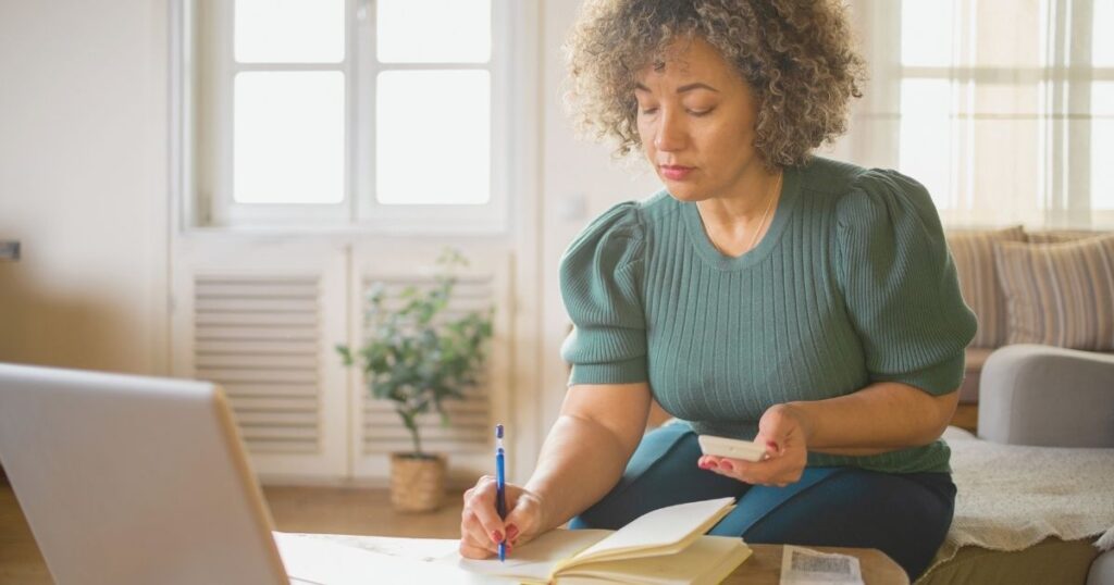 mujer calculando impuestos en Argentina