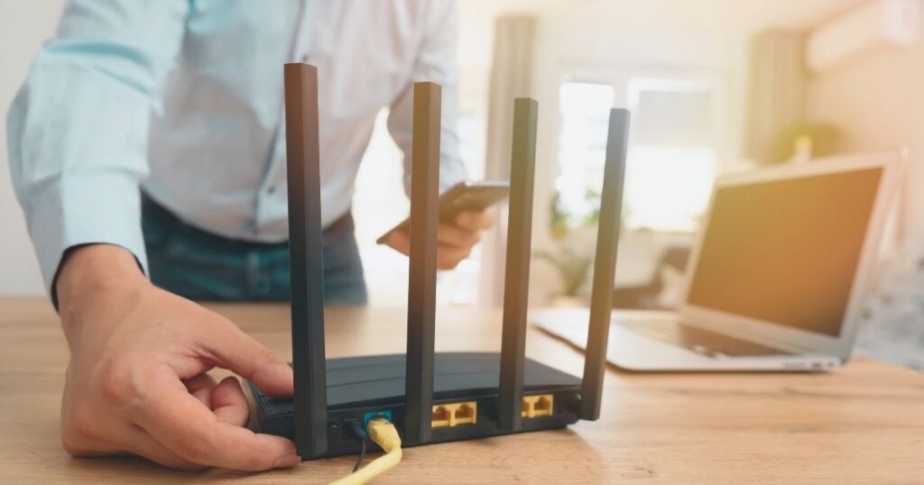 hombre conectando a una internet satelital internacional