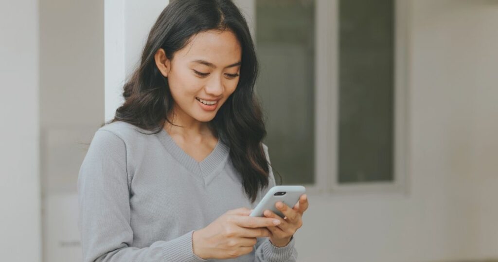 mujer haciendo networking online con internet de esim de Holafly