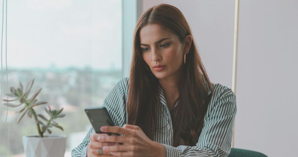 mujer entendiendo sobre el imei y eid