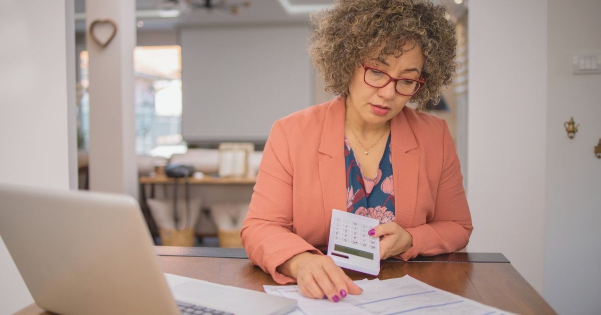 mujer calculando los impuestos a pagar en Argentina