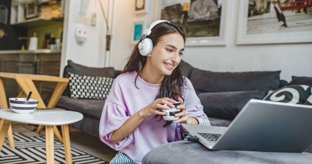 mujer navegando en internet en su laptop en Portugal