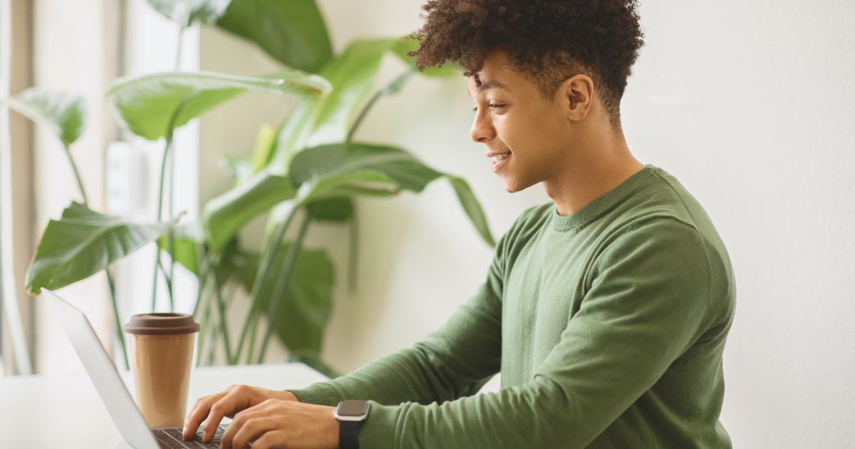 hombre nomada digital navegando en internet en Portugal