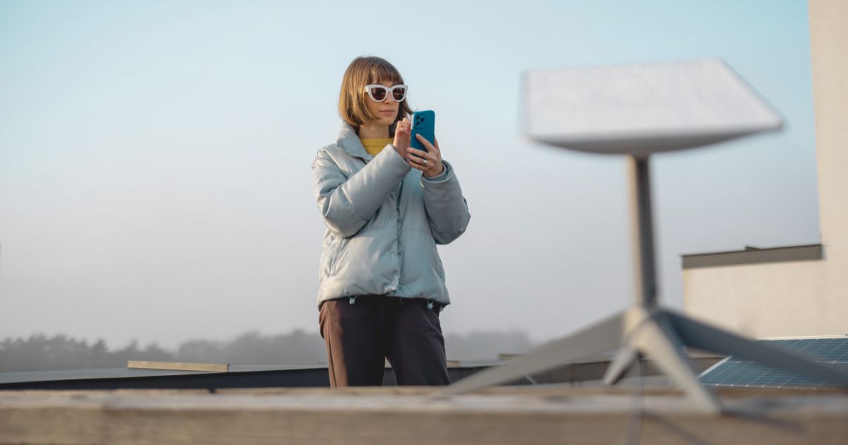 mujer joven conectandose a la internet satelital internacional