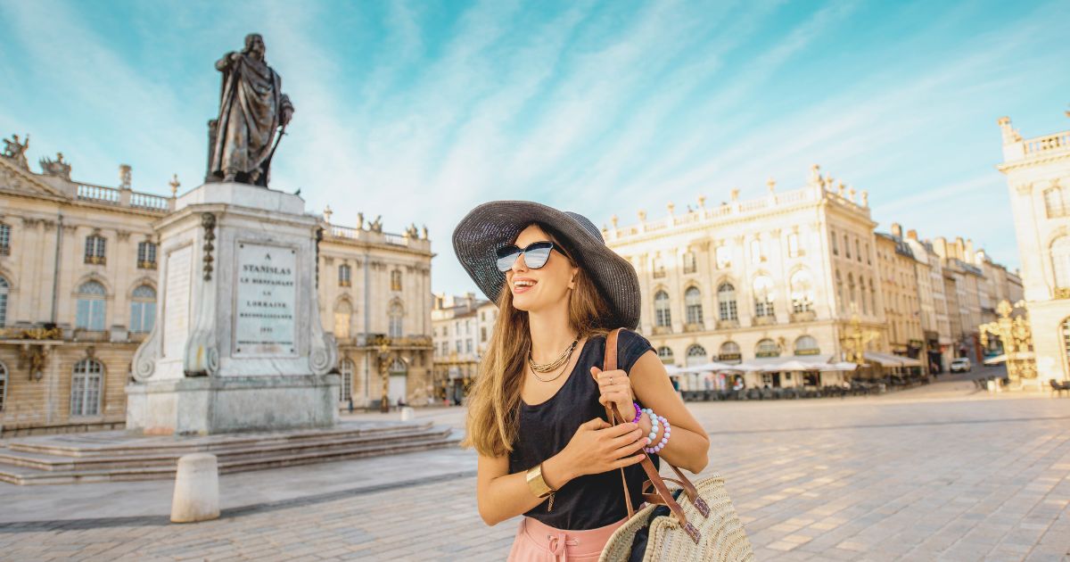 mujer joven disfrutando su viaje a Francia con la mejor vpn