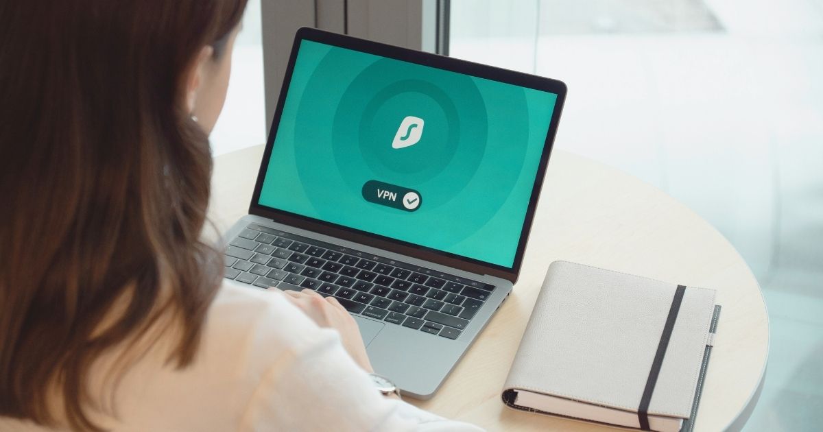 mujer usando una vpn gratis en Reino Unido