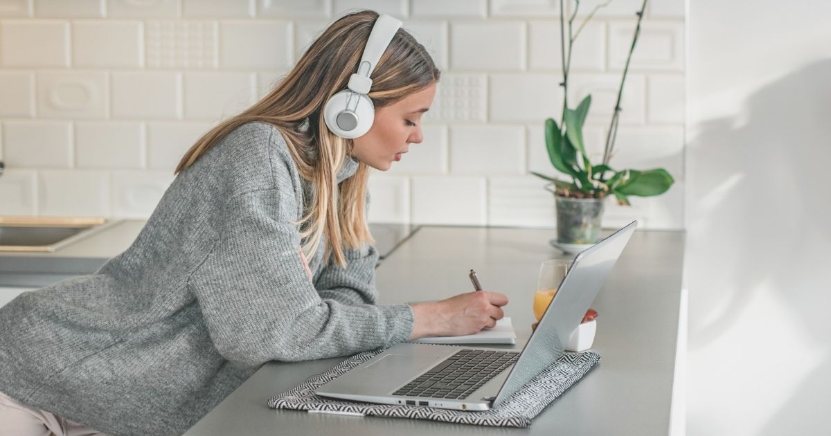 mujer buscando los mejores cursos para trabajar remoto
