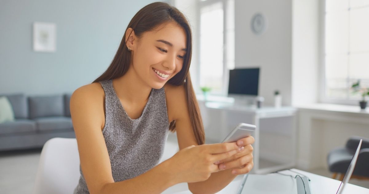 mujer utilizando una de las mejores redes moviles en Estados Unidos