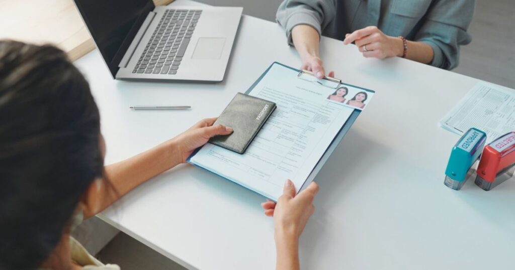 mujer aplicando a la autorizacion de residencia para nomadas digitales en España
