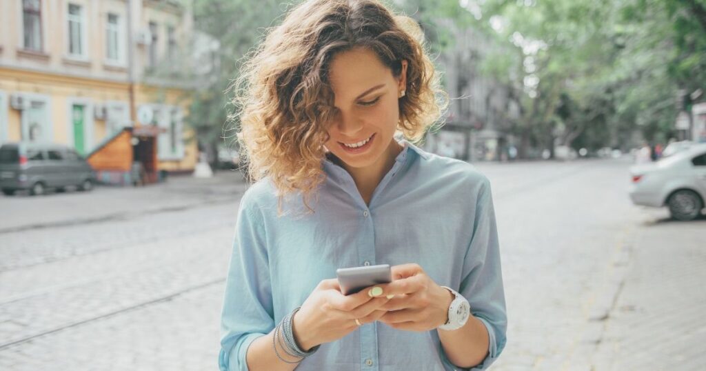 mujer utilizando el movil en Estados Unidos