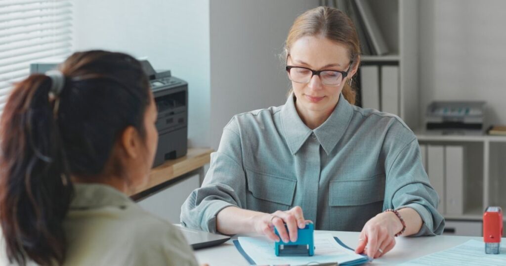 persona solicitando la visa Noruega con la agente de imigracion