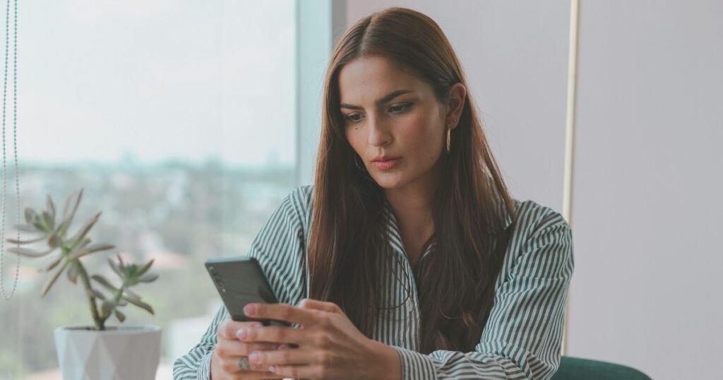 mujer teniendo problemas al instalar esim