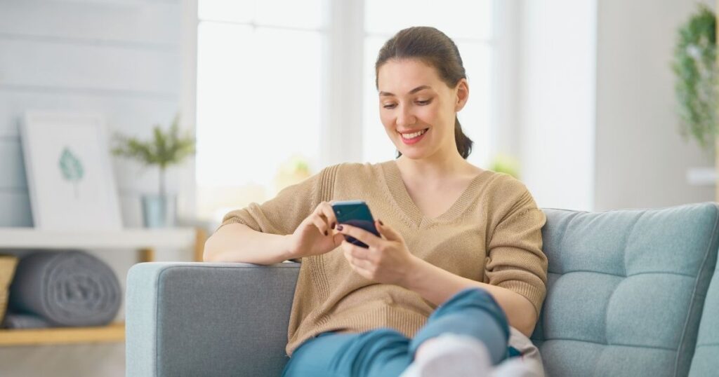 mujer navegando en su celular y verificando el eid en la esim