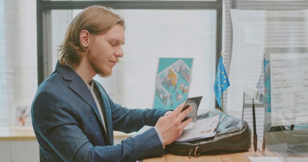 hombre aplicando a la visa de nomada digital en España