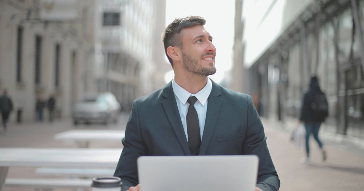 hombre navegando con seguridad con wifi publico