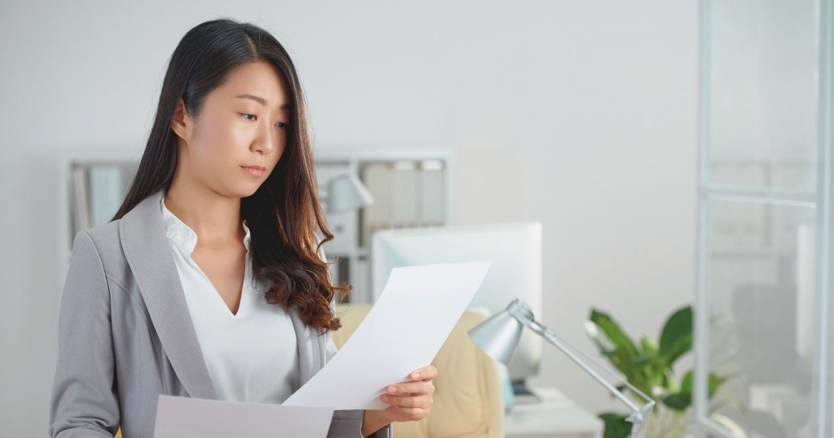 woman getting her social security number in France