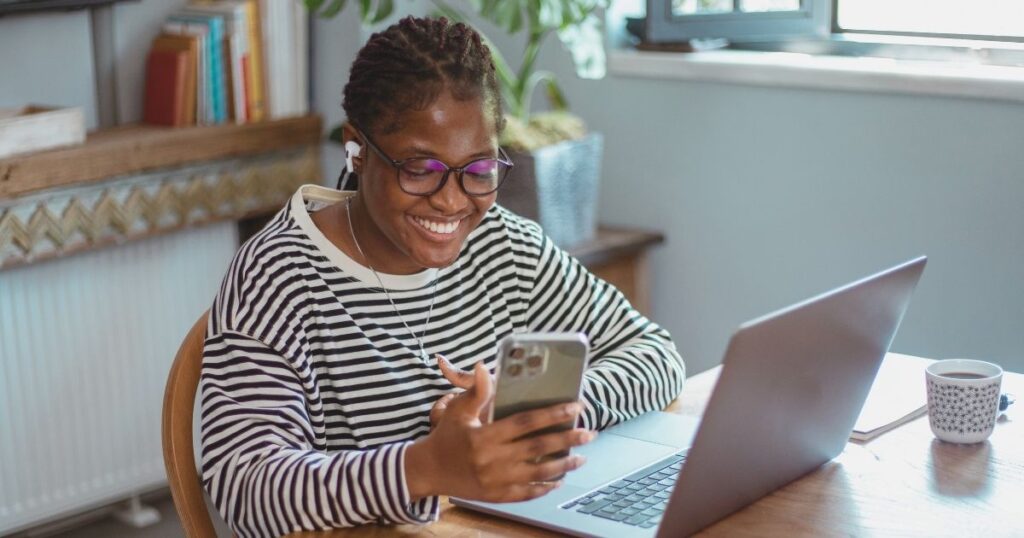 mujer joven trabajando para empresas de nomadas digitales