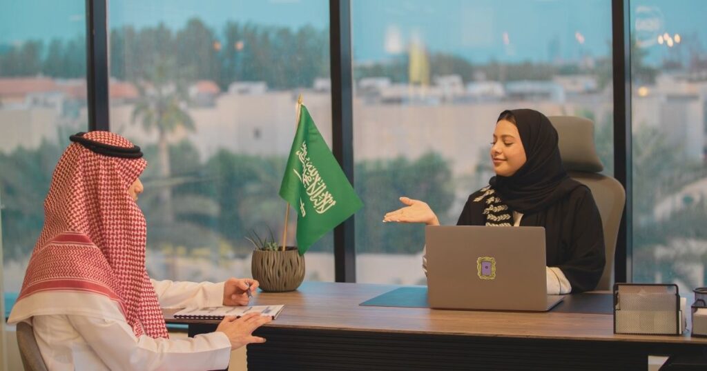 persona obteniendo la visa para Arabia Saudi