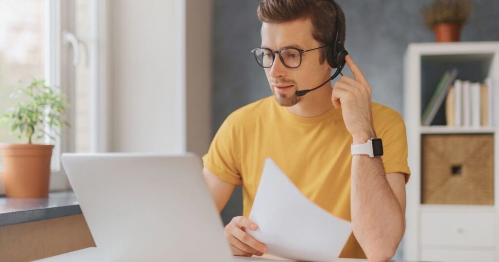hombre joven trabajando en remoto con la visa de trabajo en Argentina